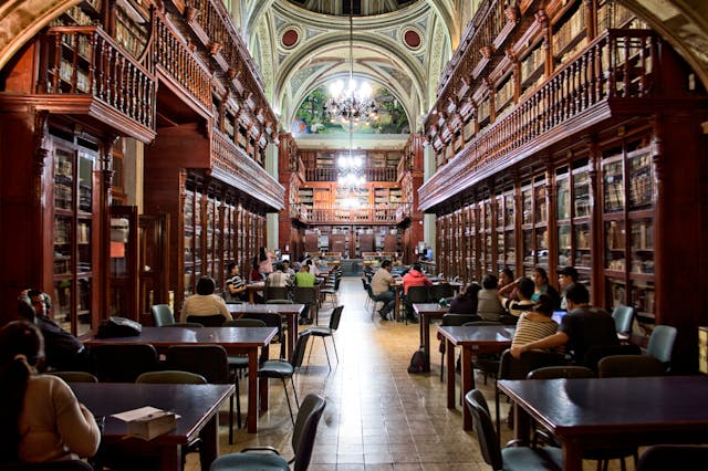 Le 10 biblioteche più affascinanti da visitare nel mondo: una guida completa