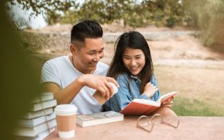5 motivi per cui leggere fa bene all'umore: Scopri i benefici della lettura